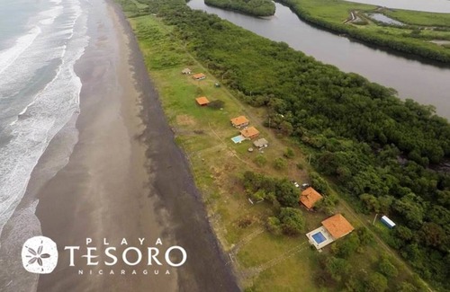 Leon Cottage | Beachfront Cozy Cabana for two