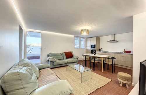 Carnon-Plage Apartment | Beachfront F3 Apartment with Parking in Carnon, Renovated, Direct Beach Access, Terraces, and Chic Decor