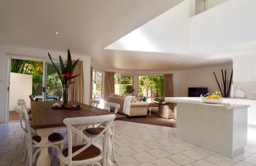 Korora House | Beachfront Retreat - Ducted Air - Free Wifi