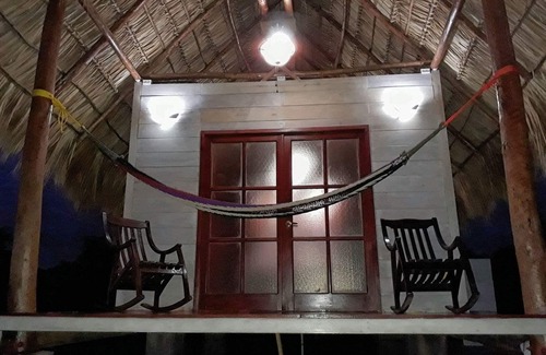 Leon Cabin | Beachfront Studio Escape – Simple, Serene, Tesoro