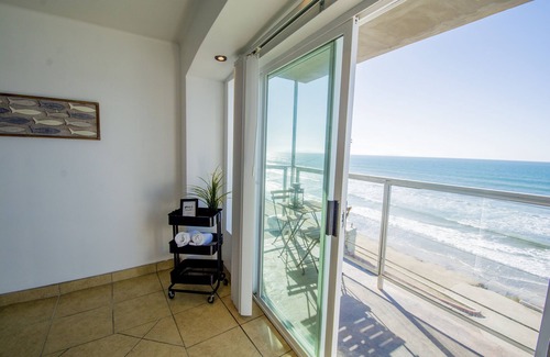 Costa Apartment | BEACHFRONT, sun, sand & fun - Cozy 1 Bdr Apt
