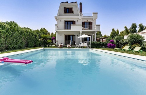 Carrozziere Villa | Beachfront Syracuse Villa | 5 Bedrooms | Villa Maddocazzo | Spectacular Sea.