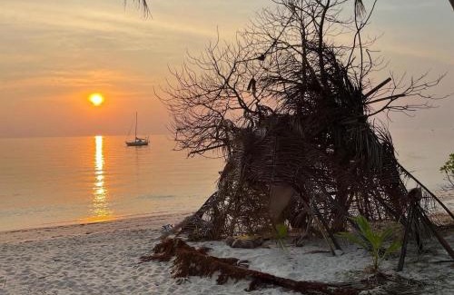 Lipa Noi House | Beachfront Tiny House, Koh Samui, Thailand with FREE Rowboat