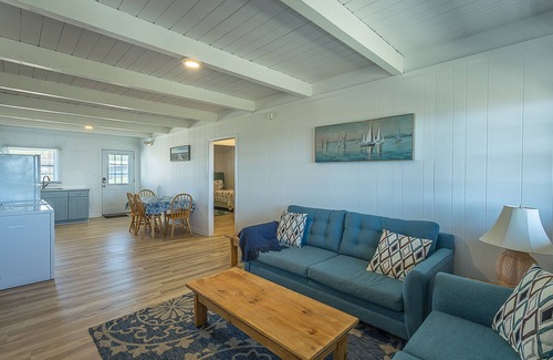 East End House | Beachfront, 2bed/1bath, ground level, screened in porch.