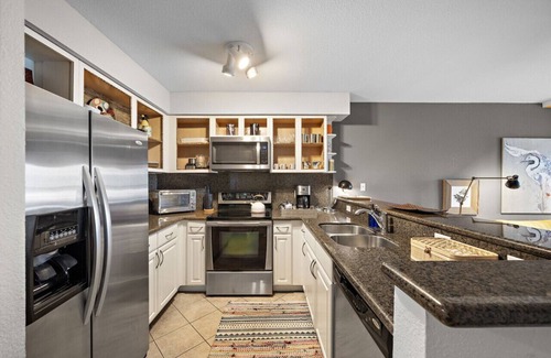 San Jacinto Condo | Beachfront w/Resort Pool
