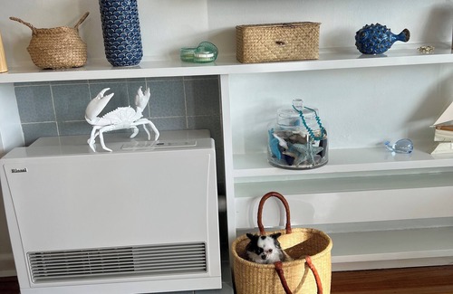 Mornington Apartment | Beachside 2-bedroom apartment in central Mornington with Ocean Views