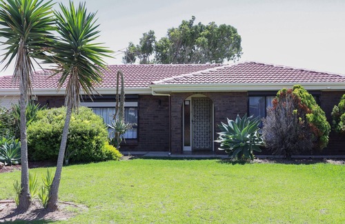 Seaford House | Beachside Base ~ Seaford - Private Family Coastal Retreat - 5 Min Stroll To Moana Beach