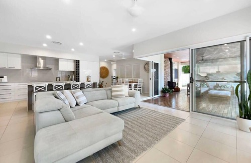 Warana House | 'Beachside Bliss' - Family Pet Friendly Home