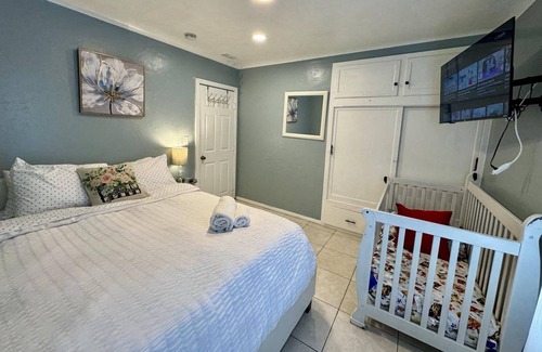 Midway City Cottage | Beachside Cottage: Disneyland, L.Saigon, Knotts!