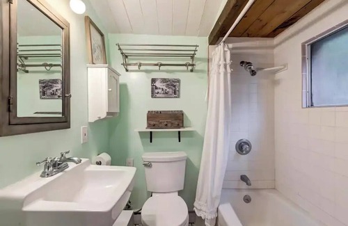 Beachwood Canyon Cabin | Beachwood Cabin Spa with Sauna and Hot Tubn