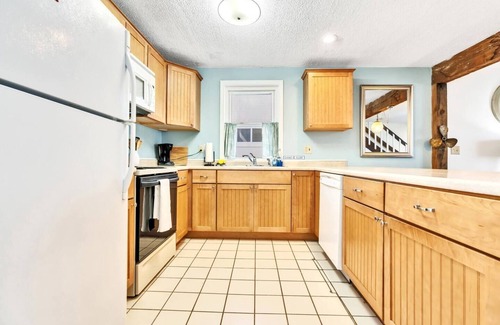 York Beach Condo | Beachy 2BR Condo, Just 10 Min to Long Sands Fun, Sleeps 8