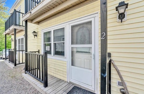 York Beach Condo | Beachy 2BR Condo, Just 10 Min to Long Sands Fun, Sleeps 8