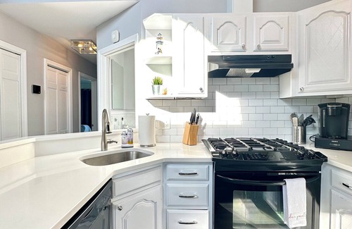 Newport East Apartment | Beachy Second Floor Apartment Near Newport