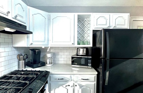 Newport East Apartment | Beachy Second Floor Apartment Near Newport