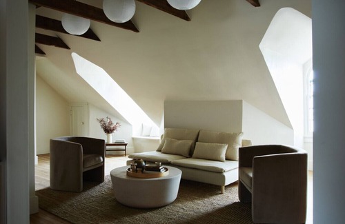 Dwight Apartment | Beacon Cove steps to Yale University