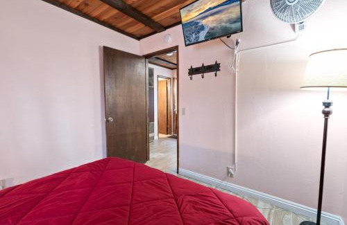 Moonridge House | Bear Cave - Cute and cozy with a hot tub!