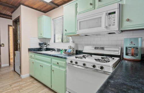 Moonridge House | Bear Cave - Cute and cozy with a hot tub!