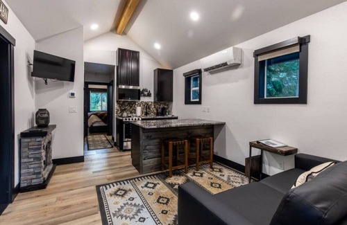 Leavenworth Cabin | "Bear Den" a Cozy 1 Bedroom tiny Cabin with Hot tub