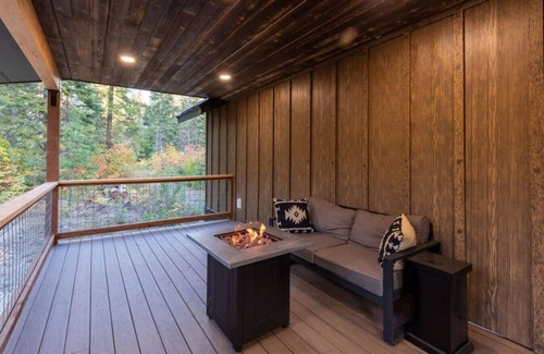 Leavenworth Cabin | "Bear Den" a Cozy 1 Bedroom tiny Cabin with Hot tub