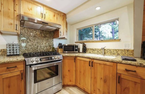 Sierra Cedars House | Bear Hugs A-Frame Cabin with Games, AC & BBQ Grill
