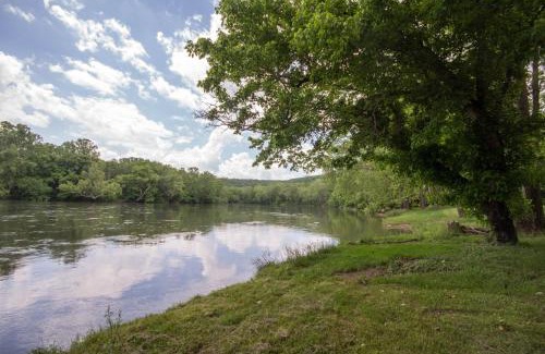 Luray House | Bear Valley- Riverfront with hot tub - Starlink Satellite Wi-Fi