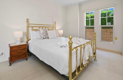 Beaumont House | Beaumont Bliss: 4BR 2 5BA Family Retreat