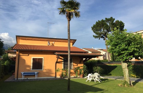 Cinquale Apartment | Beautiful villa with garden all round. Quiet area, modern furniture and all well-looked after. WIFI,