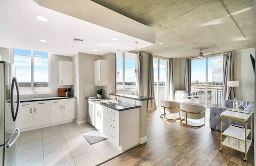 West Palm Beach Condo | Beautiful 2/2 Corner Unit in WPBn