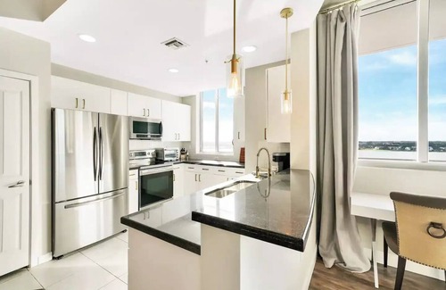 West Palm Beach Condo | Beautiful 2/2 Corner Unit in WPBn