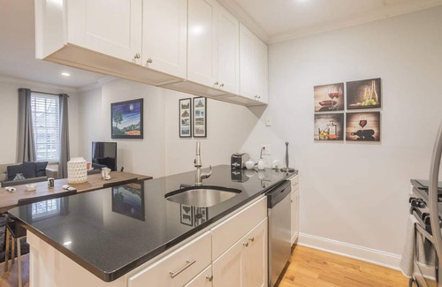 Graduate Hospital Condo | Beautiful 2 bedroom in Graduate Hospital w Back Patio