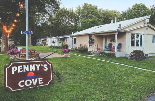 South Glengarry Cottage | Beautiful 2 Bedroom 4-Season Cottage