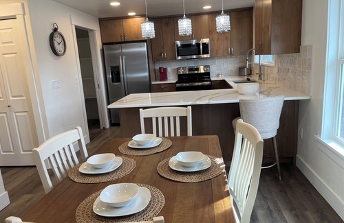 Mountain View District Apartment | Beautiful 2-bedroom near St. Charles Hospital. Six night minimum. n
