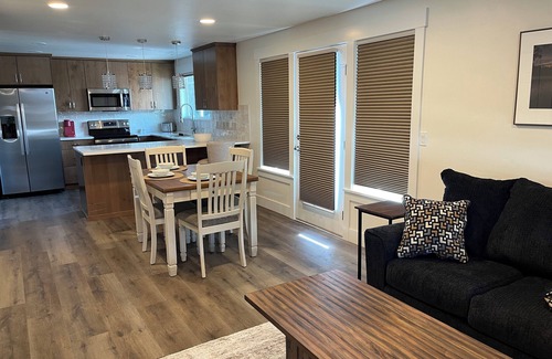 Mountain View District Apartment | Beautiful 2-bedroom near St. Charles Hospital. Six night minimum. n