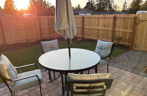Mountain View District Apartment | Beautiful 2-bedroom near St. Charles Hospital. Six night minimum. n