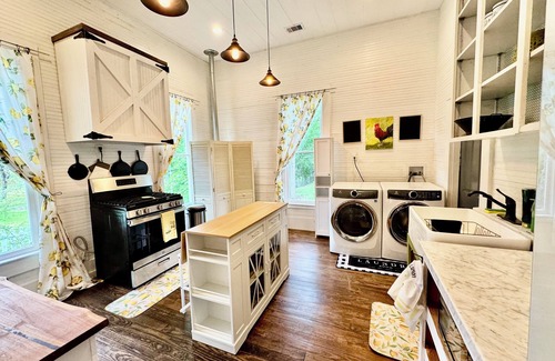 Livingston Cottage | Beautiful 2-bedroom Victorian cottage for 6 near lake, casino, and downtown!