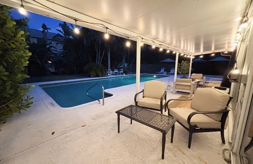 Juno Beach House | Beautiful 2 bedroom poolside beach house. Beaches and shopping mall 5 mins away.