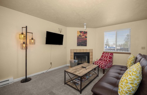 Spokane Valley Apartment | Beautiful 2BR APT 2 ⭑ Netflix & Keurig ⭑ Full Kitchen ⭑ WiFi ⭑ AC