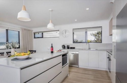 Albany House | Beautiful 3 bed, 2 bath, located opposite historical Vancouver Arts Centre
