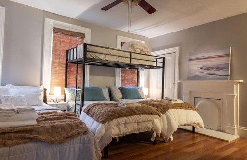 Central Northside Apartment | Beautiful 3-Bed Home w Parking Near AGH