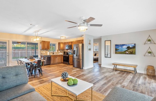 Survey Creek House | Beautiful 3BR/2BATH house HEATED Pool, grill, fenced yard, sleeps 8, remodeled,
