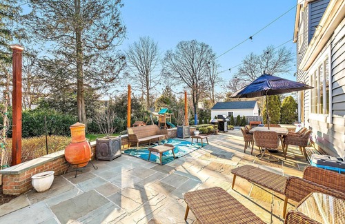 Fair Haven House | Beautiful 4 bed 3.5 bath colonial on tree-lined street in Fair Haven.