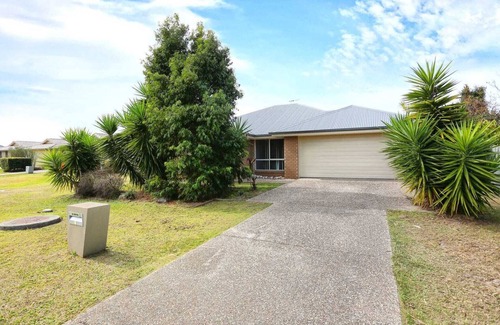 Godwin Beach House | Beautiful 4 Bedroom home sleeps 7 - Sandstone Point, Bribie, Ningi