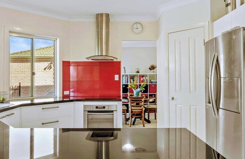 North Booval House | BEAUTIFUL 5 BEDROOM HOME WITH POOL, DUCTED AIR CONDITIONING, WIFI.LOTS OF ROOM
