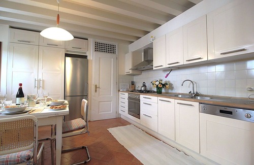 Colognola ai Colli Apartment | Beautiful apartment for 5 people with pool, WIFI, A/C, TV and parking, close to Verona