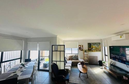 Austral House | Beautiful Air Austral with AC and built-in wardrobe