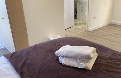 Loxford House | Beautiful All room En-suite 4 bedrooms house , Free parking, WiFi, Corporate, Contractors, Family relocation, CONTACT US FOR LONG TERM RATE