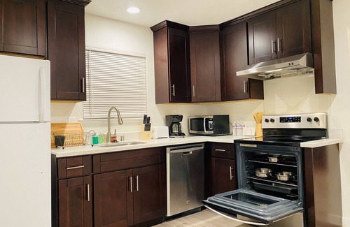 Noddin House | Beautiful and Bright 2/1 Bedroom Bath w/85 MB Wifi & Samsung Smart TV