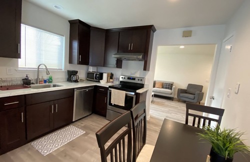 Noddin House | Beautiful and Bright 2/1 Bedroom Bath w/85 MB Wifi & Samsung Smart TV