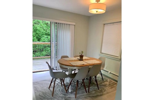 Montpelier House | Beautiful and Bright Modern Home across from the River!