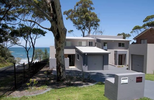 Denhams Beach Apartment | Beautiful and private apartment with large deck on Denhams Beach.